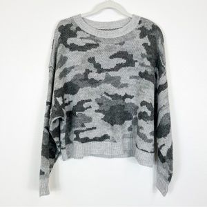 American Eagle Gray Camo Sweater Size Medium